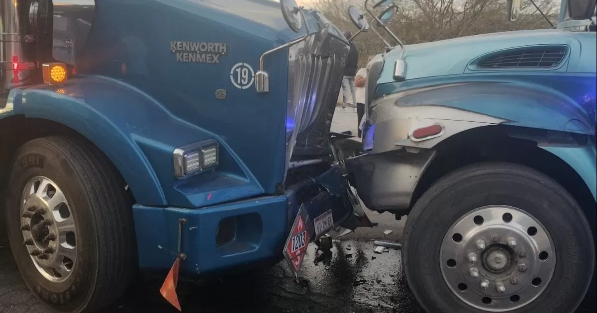 Accidente frontal de autobús y tráiler deja 4 pasajeros lesionados en Gómez Palacio