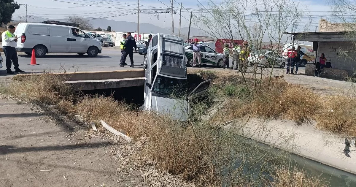 Conductor pierde el control y termina en canal de riego en Gómez Palacio