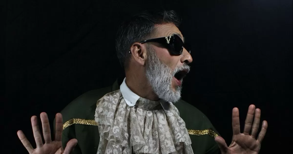 La obra narra la vida de Cayo Casio, centurión de la Roma antigua y personaje central de la obra, quien debe librar la batalla a ser condenado al exilio en un juicio frente al senado de su nación, debido a su preferencia sexual.