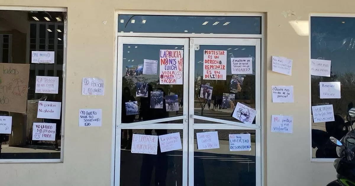 La colectiva argumenta que resulta incongruente que una institución señalada por actos de violencia contra mujeres durante la marcha del 8 de marzo de 2024, sea ahora la encargada de brindar este tipo de capacitación.
