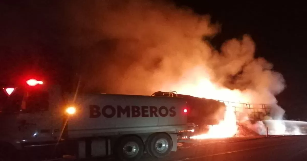 Tráiler con alimento para ganado se incendia en Lerdo, Durango