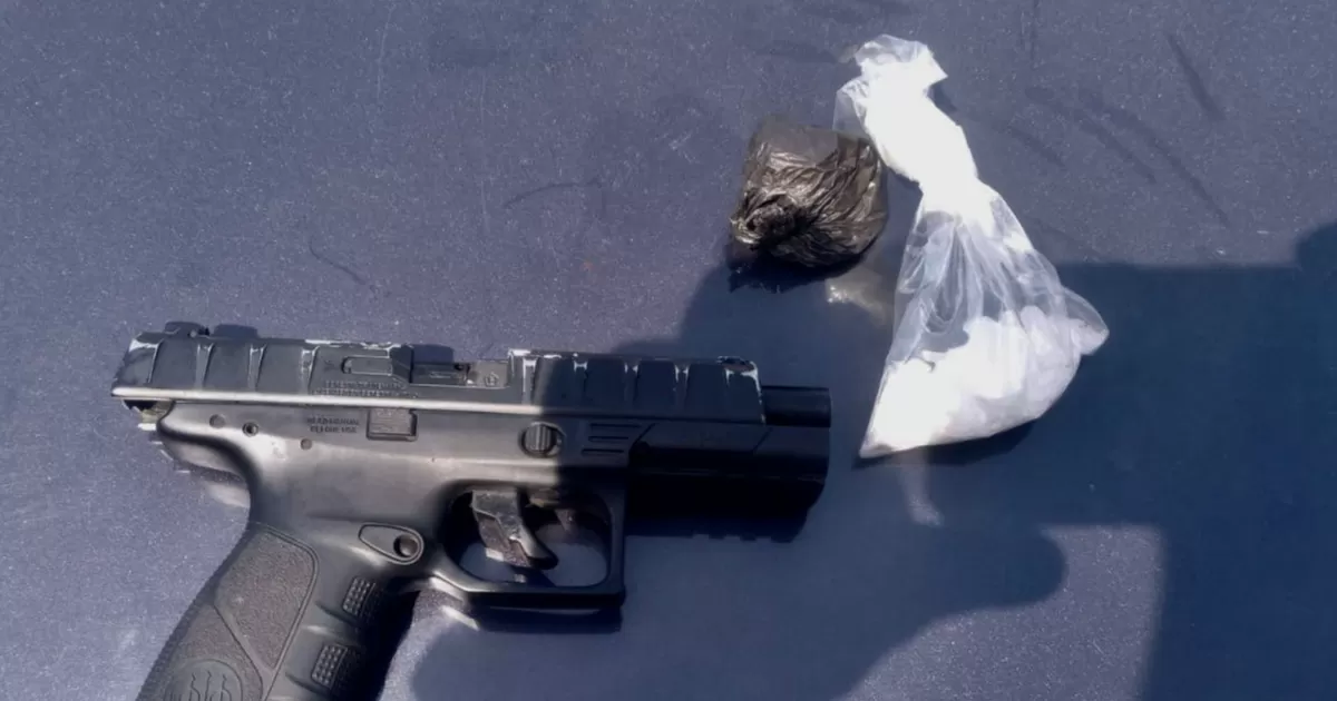 Los detienen con réplica de arma de fuego y presunta droga en Torreón