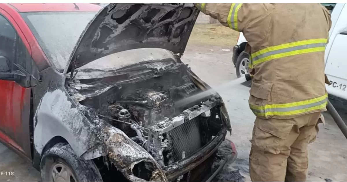 Se incendia vehículo en Lerdo, conductor pudo salir a tiempo.