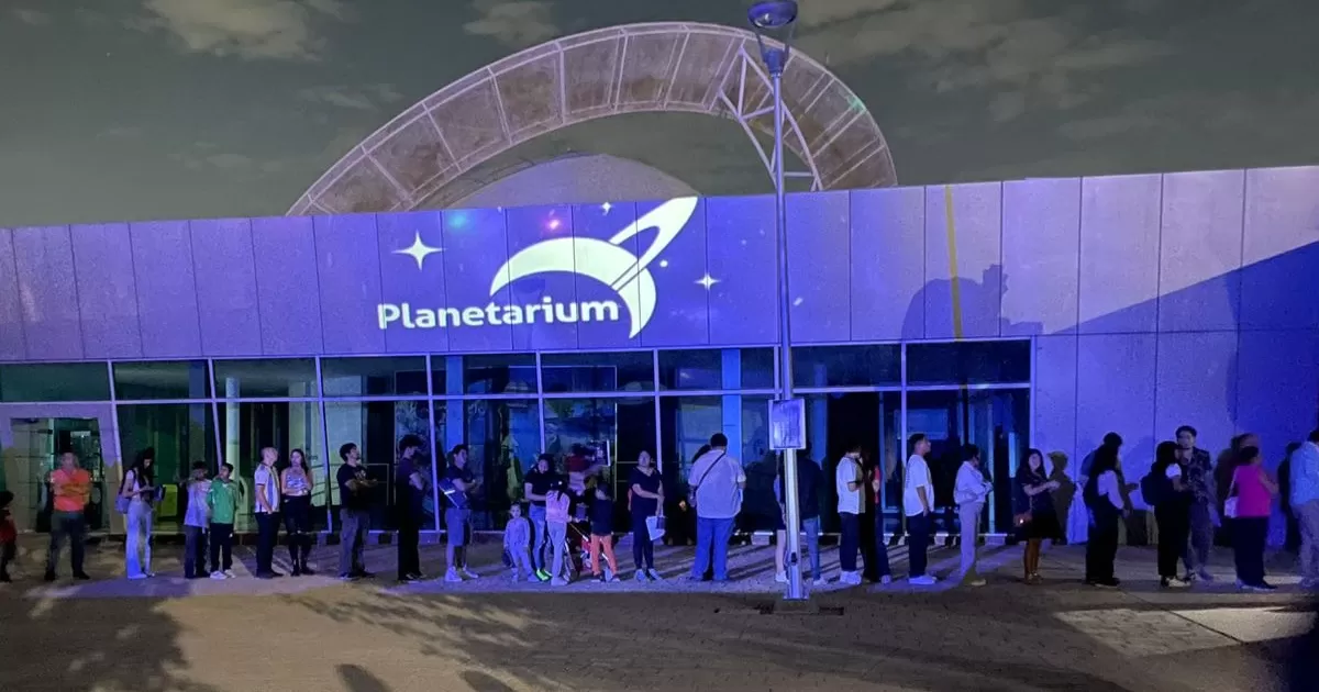 Las actividades incluyeron observación con telescopio, talleres para niños, exposiciones interactivas sobre el telescopio James Webb y la tradicional partida de pastel de cumpleaños.
