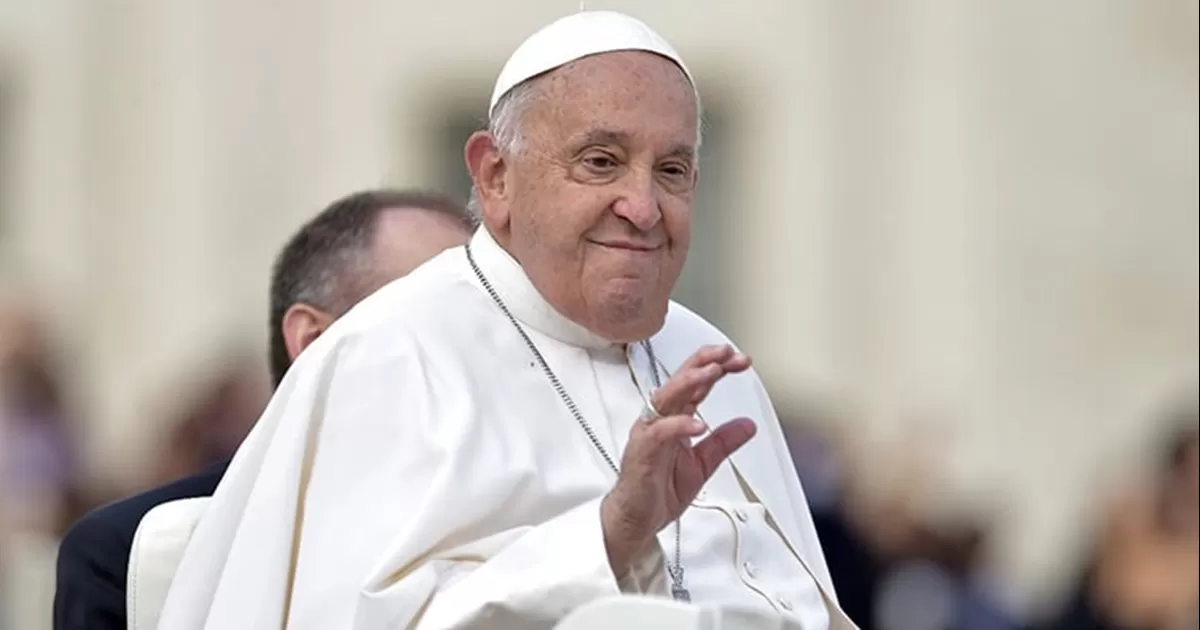 El Papa se puede levantar, no sufre, se alimenta normalmente y estÃ¡ de buen humor.