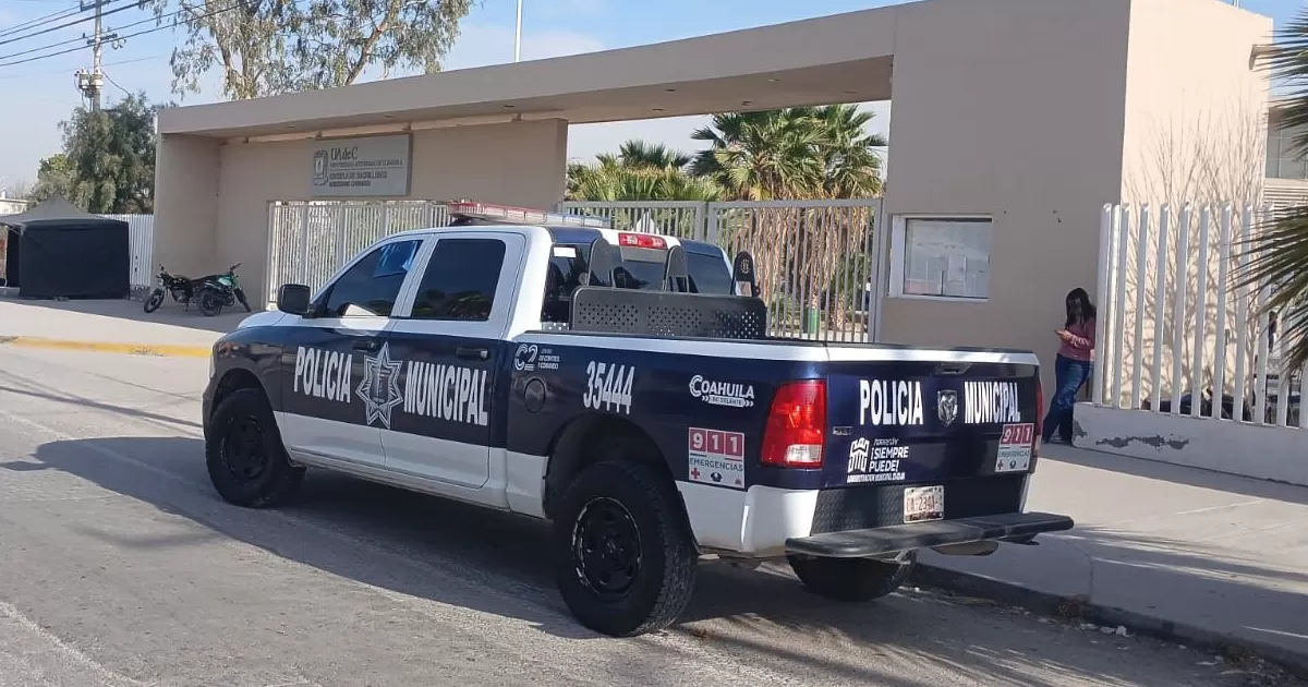 La sala de radio envió a la Unidad de Menores Infractores, donde las autoridades escolares entregaron a un adolescente de 17 años que había mostrado una pistola calibre 9 mm sin cartuchos hábiles.