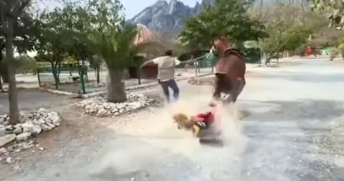 Con Ã¡nimo, la draga se sube al caballo y como parte de la alegrÃ­a, gira "Â¡Hi-yo, Silver!" y abre su abanico de manera brusca