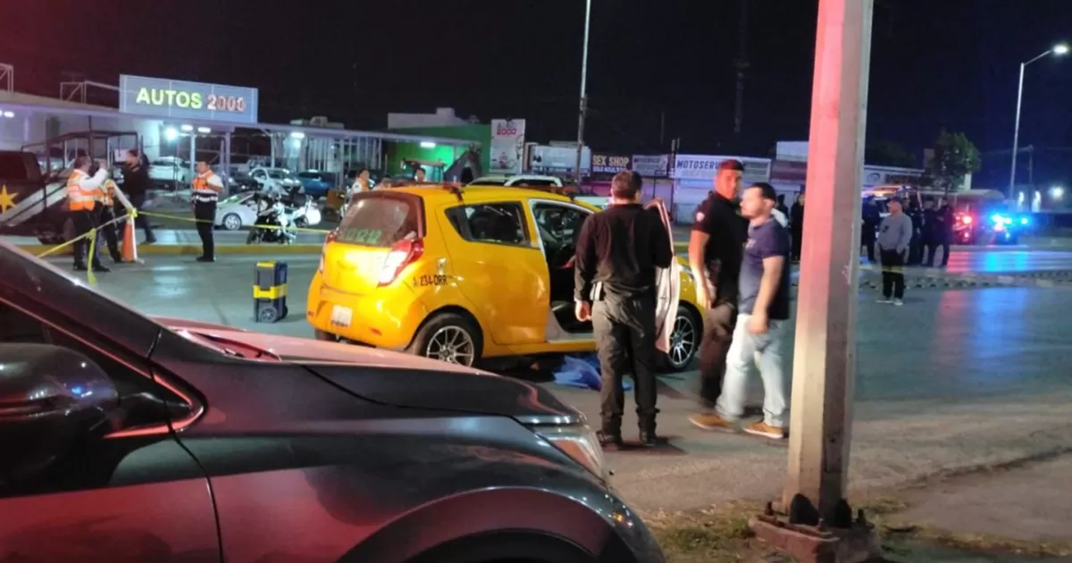 Mujer trata de evitar robo en su vehículo y muere arrollada