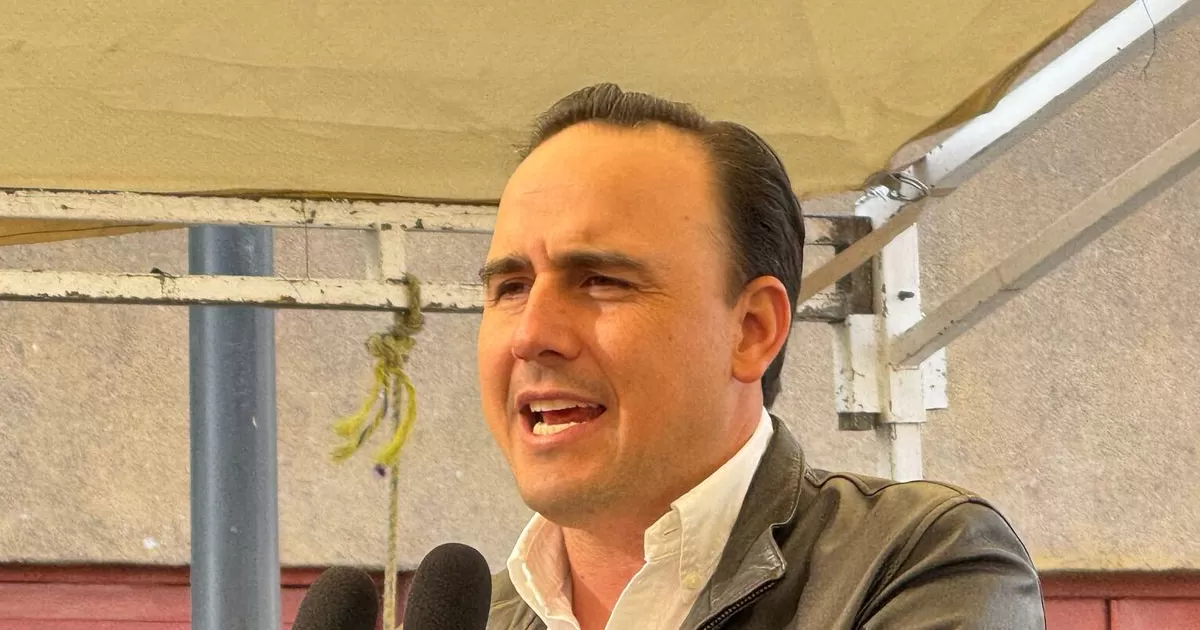 El gobernador resaltó la colaboración con el alcalde Román Alberto Cepeda González, explicando que se han acordado obras conjuntas, algunas con recursos municipales y otras con recursos estatales, pero todas dentro de un plan de desarrollo unificado.