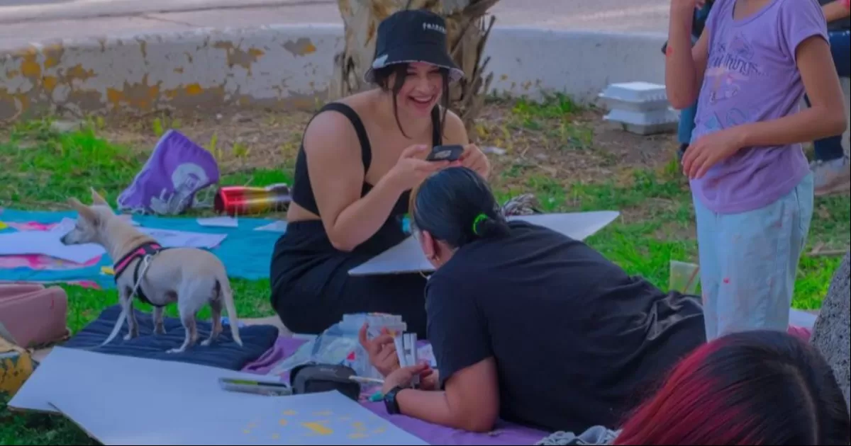 Este año el picnic destacó por la diversidad de edades de los asistentes, incluyendo un número significativo de niñas, lo que refleja un creciente interés en el feminismo entre las generaciones más jóvenes. Algunos asistentes llevaron a sus mascotas, lo que contribuyó a crear un ambiente ameno y familiar.