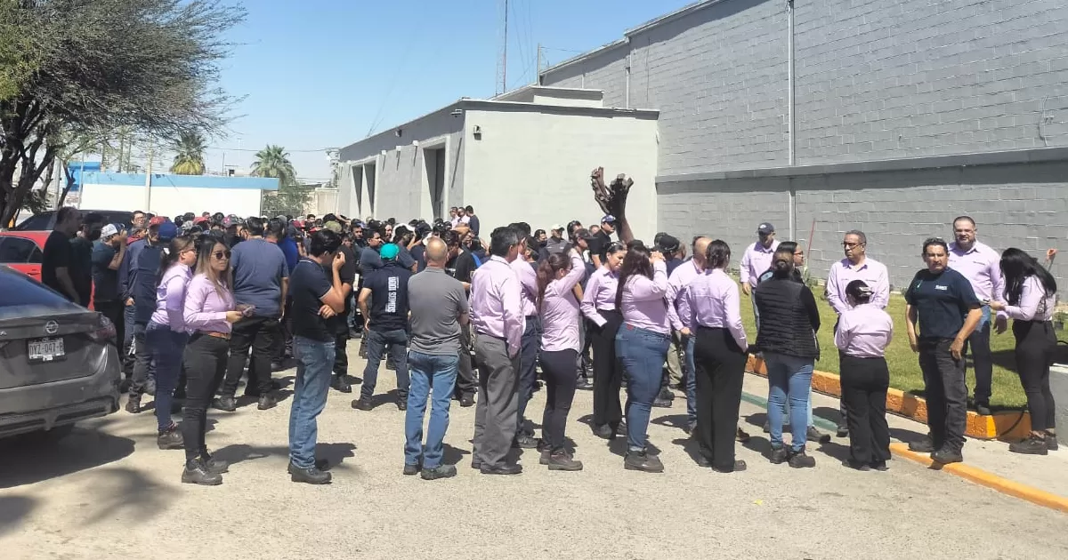 Evacúan a trabajadores por incendio en empresa de la Laguna