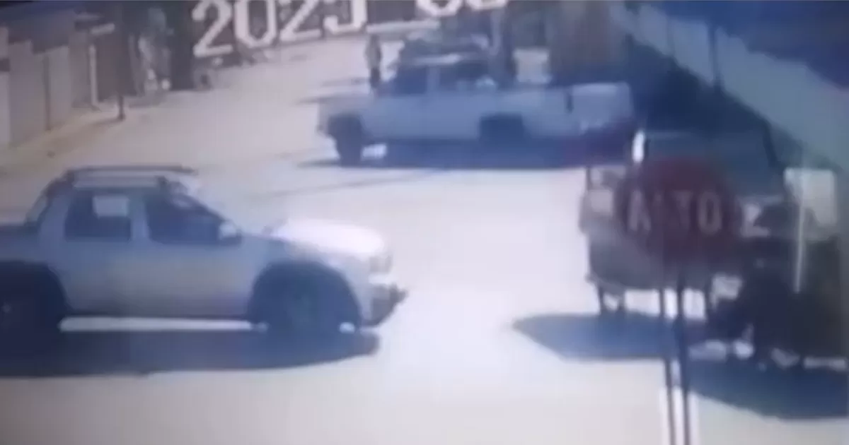 En un determinado momento intentó cruzar por el bulevar la Libertad cuando el conductor de una camioneta lo impactó y arrojó sobre el pavimento. En un determinado momento intentó cruzar por el bulevar la Libertad cuando el conductor de una camioneta lo impactó y arrojó sobre el pavimento.