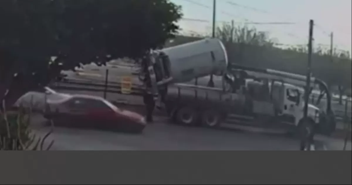 ¡Por poco lo prensa! Trabajador de SIDEAPA a punto de ser prensado por conductor de auto en Gómez Palacio