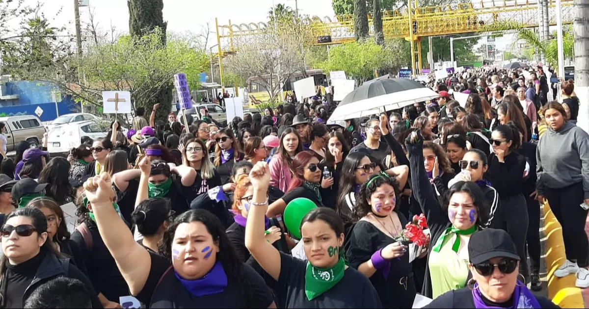 La marcha, tuvo como objetivo exigir justicia e igualdad de género, así como visibilizar la violencia y discriminación que enfrentan las mujeres en la región.