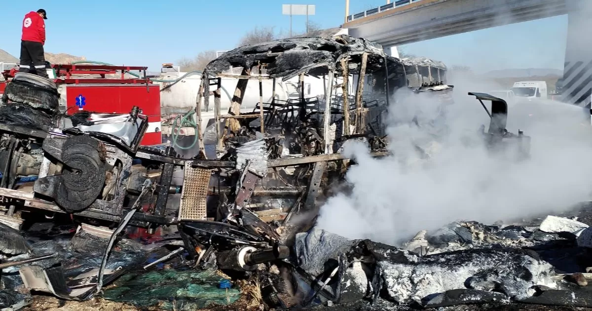 15 pasajeros fallecidos en accidente de autobús y tractocamión en Durango