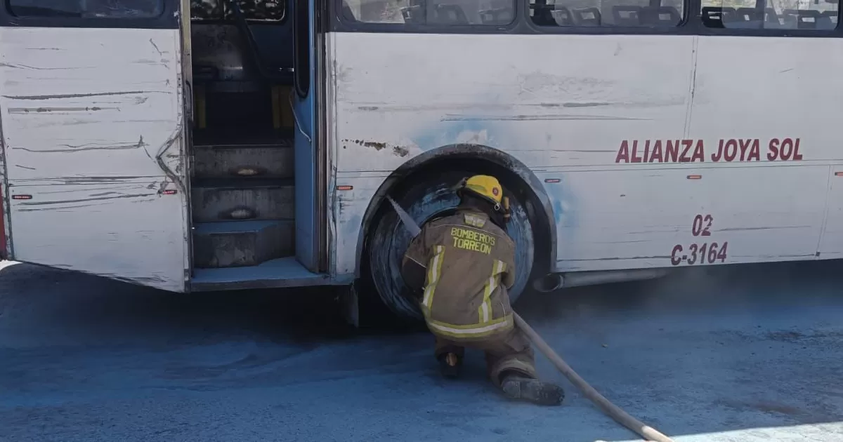 Incendio de camión de ruta moviliza a bomberos de Torreón