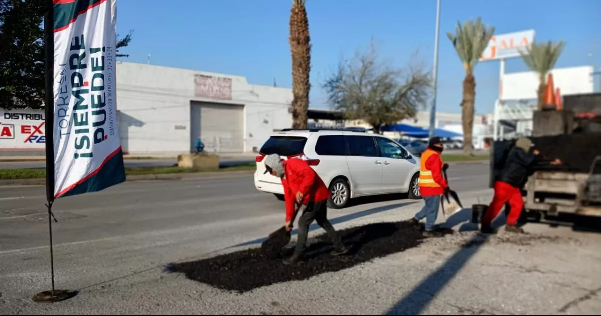 Emprenden bacheo emergente en Torreón después de las lluvias