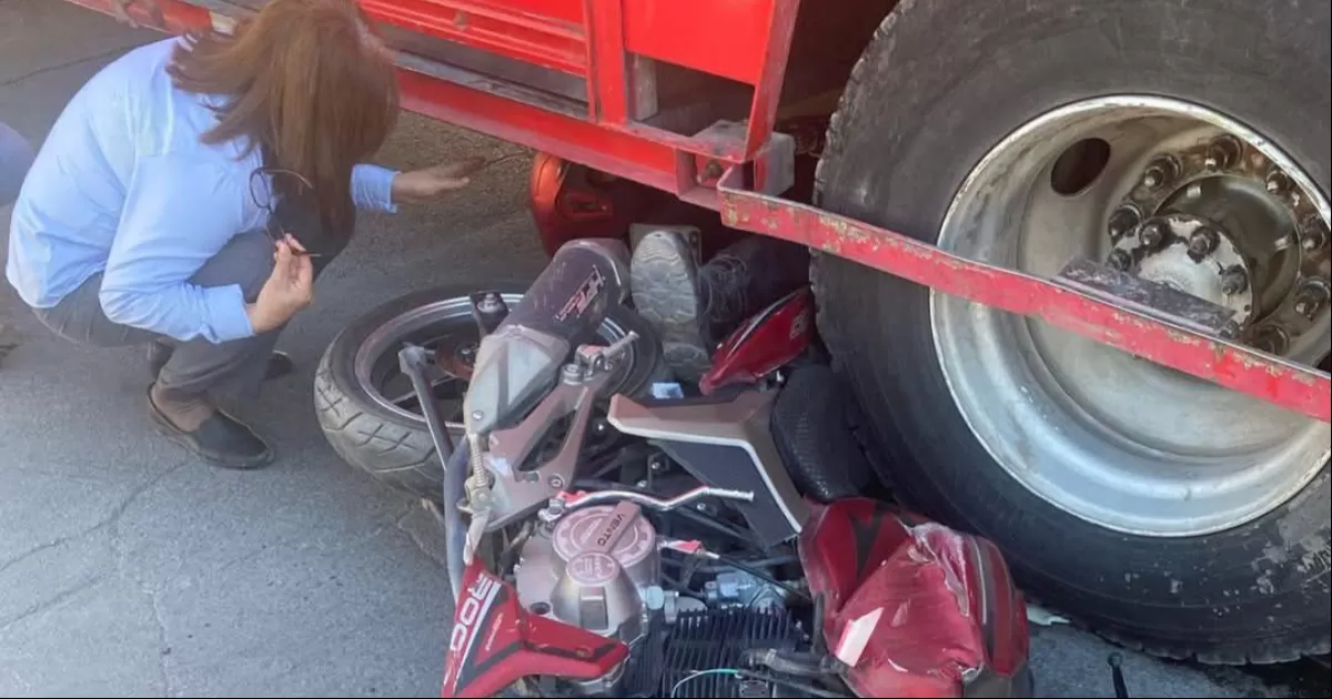 Muere motociclista luego de quedar bajo un camión de refrescos en Torreón