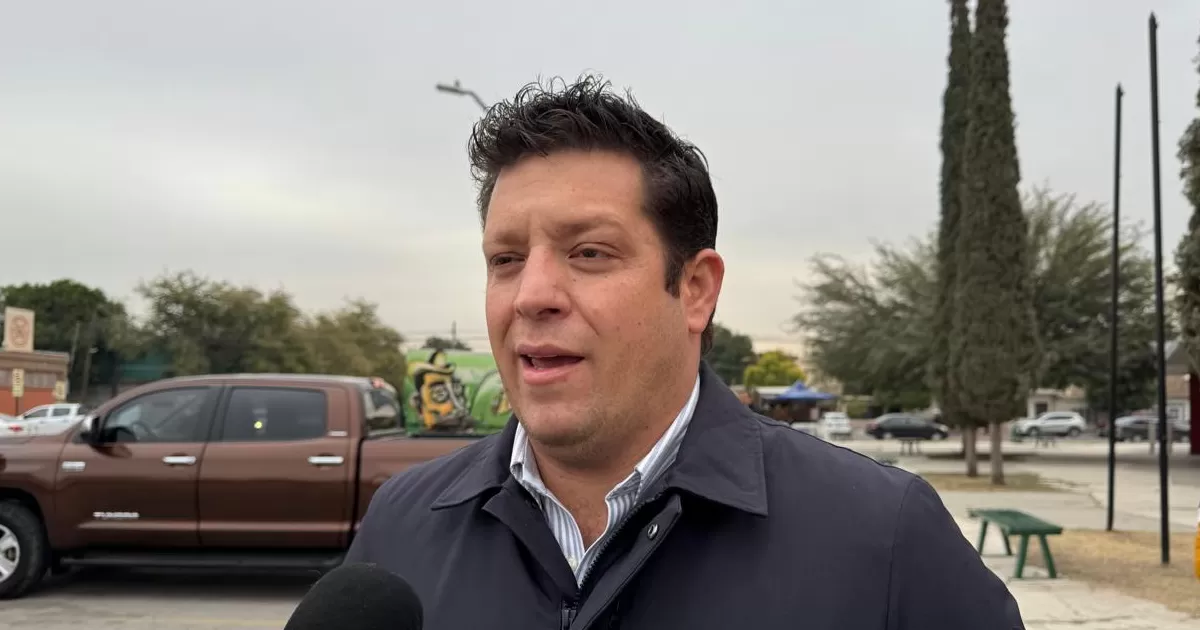 En rueda de prensa, a la que el Municipio de Torreón convocó a unos cuantos, según lo dicho por el funcionario, el incidente comenzó con una discusión en una mesa cercana, donde un grupo de jóvenes se negaba a pagar la cuenta