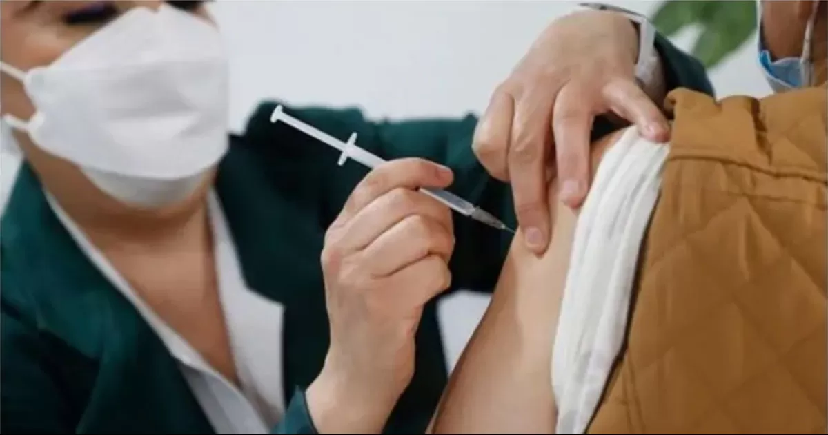 La tos ferina se contagia a travÃ©s de las secreciones de las vÃ­as respiratorias de las personas contagiadas.