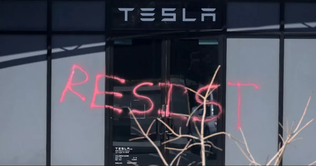 La empresa propiedad de Elon Musk ha sido blanco de ataques vandÃ¡licos, desde pintas hasta incendios provocados.
