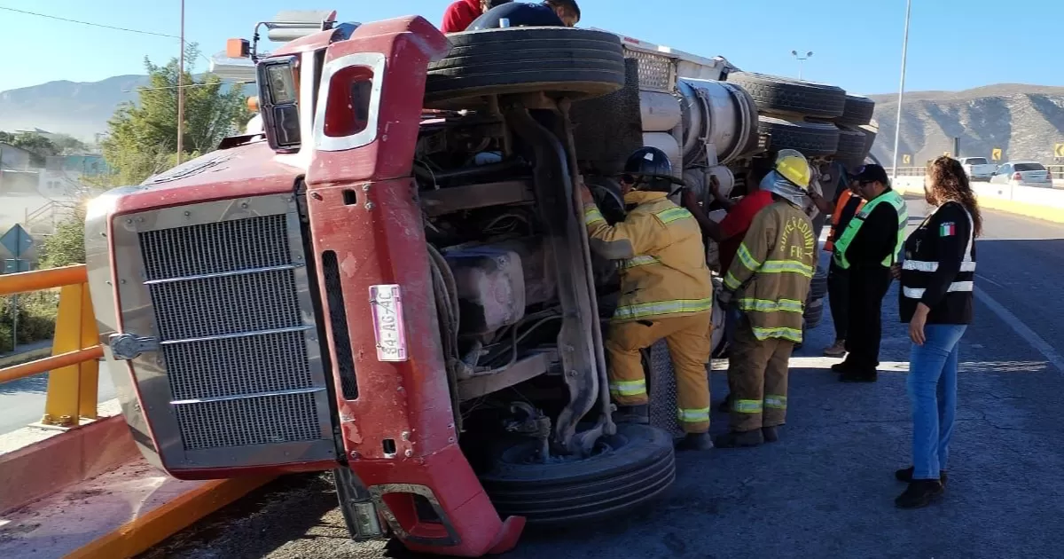 Tráiler cargado con sal termina volcado en Lerdo, Durango