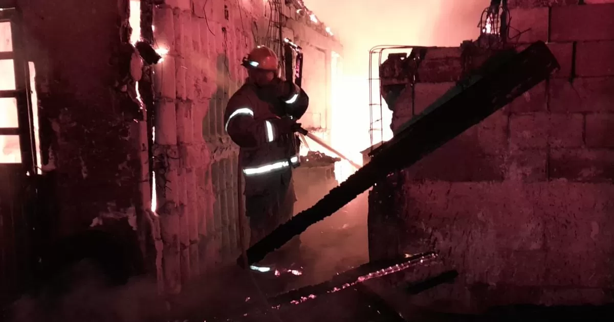 Fuerte incendio consume vivienda en colonia Valle la Rosita de Torreón