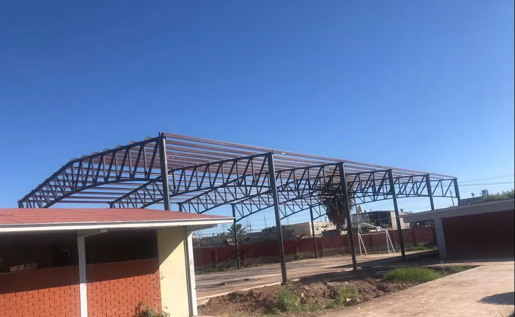 Avanza construcción de bardas y techumbres en escuelas de Torreón