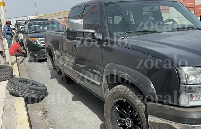 Resultan cerca de 30 vehículos afectados por rebaba de metal en carretera Monterrey-Saltillo