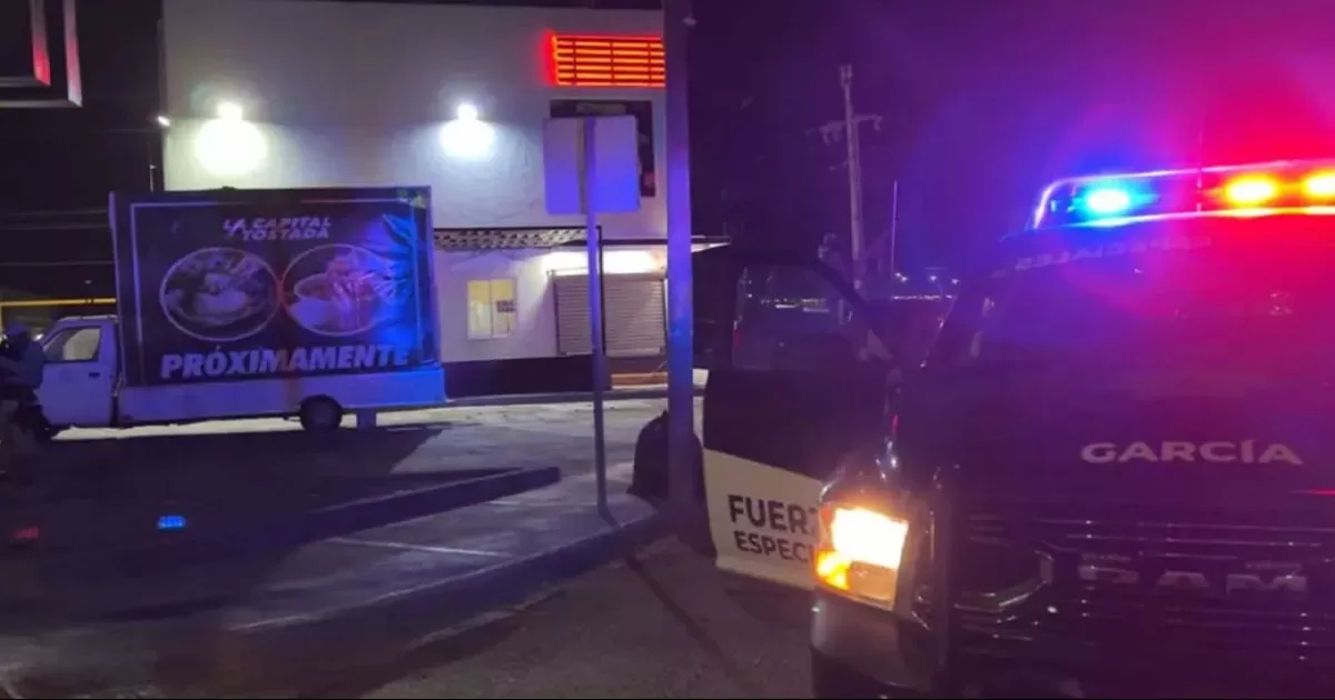 Atacan a balazos a pareja en el estacionamiento de una pizzería en García, NL