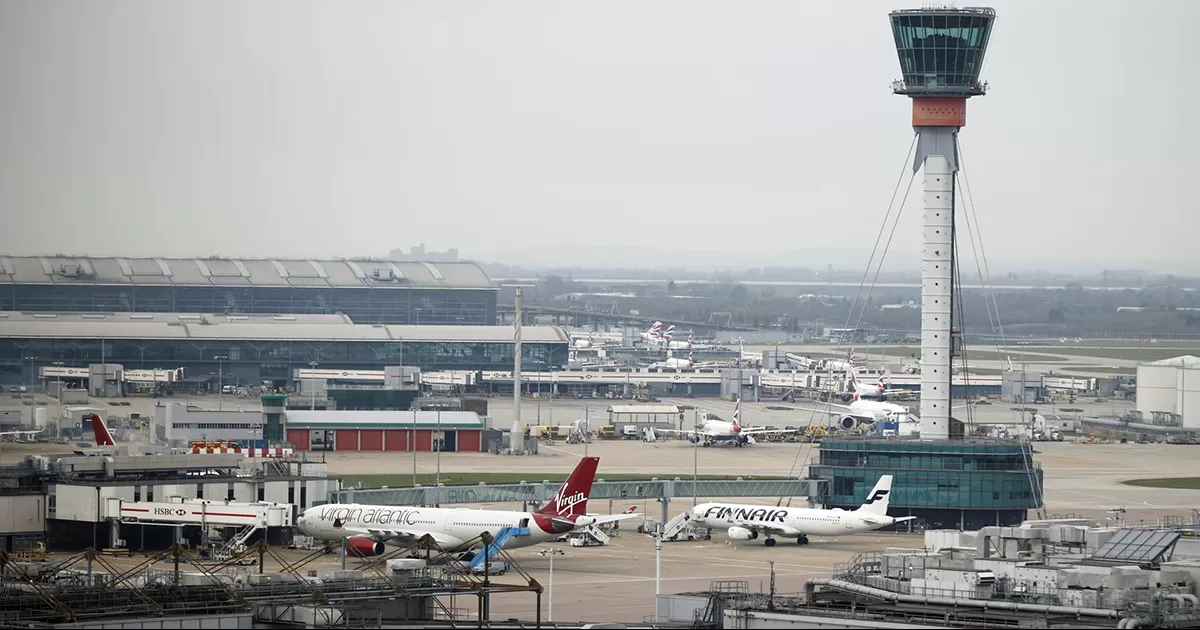 Cierran aeropuerto Heathrow de Londres por incendio en una subestación eléctrica