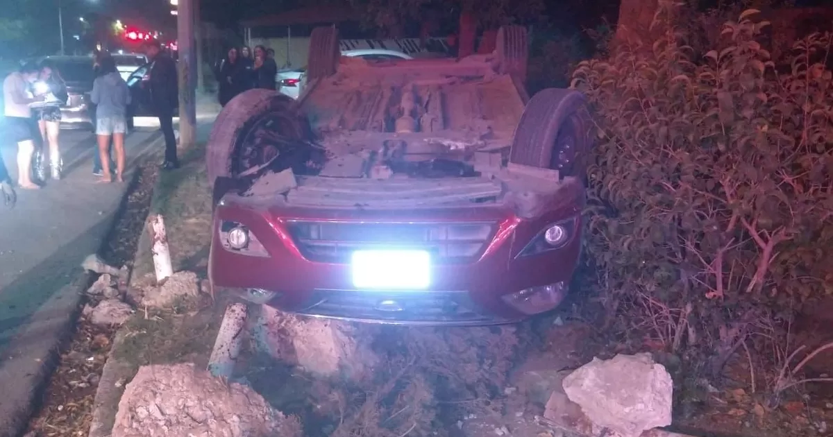 Volcadura por exceso de velocidad deja daños materiales en Torreón