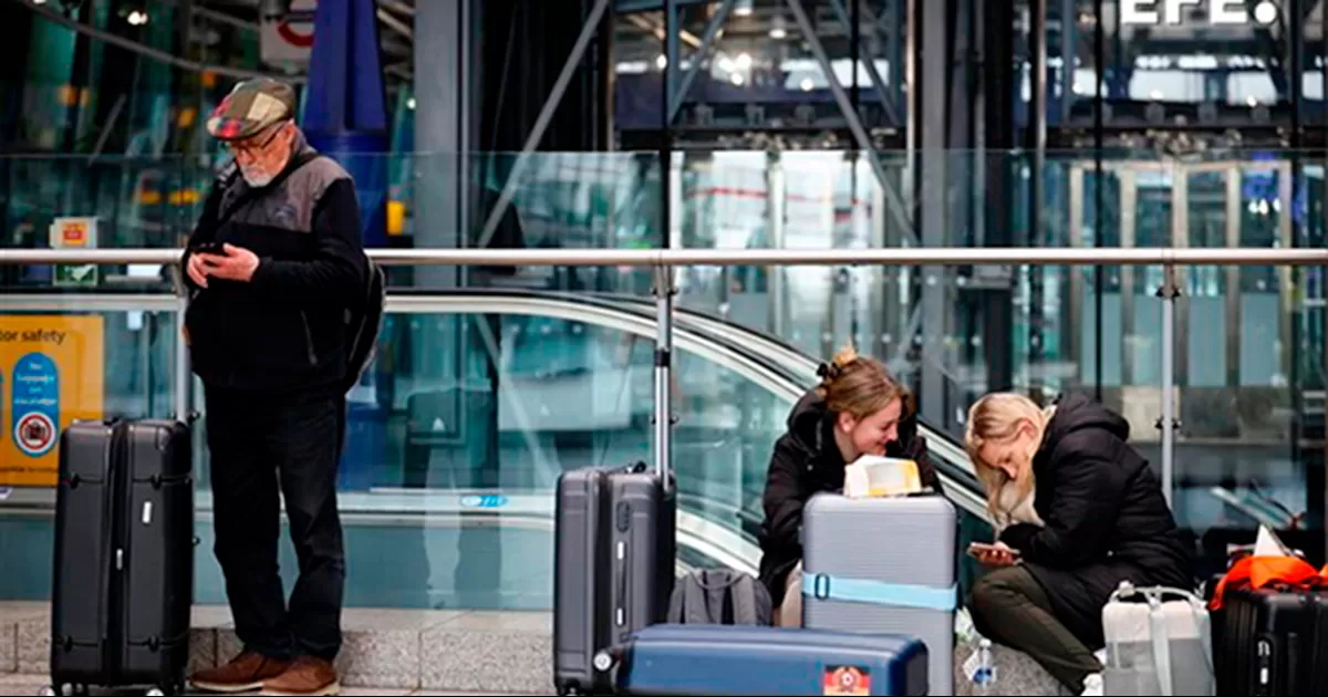 Aeropuerto de Heathrow reanuda los vuelos y espera operar a pleno rendimiento el sábado