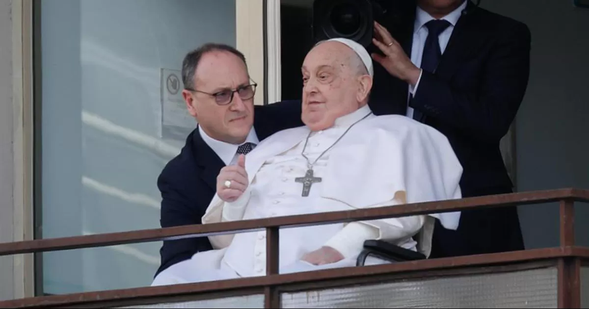 Papa Francisco abandona el hospital tras reaparecer en público y condenar bombardeos en Gaza