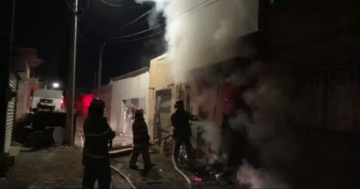 Pareja pierde la vida durante incendio de vivienda en Gómez Palacio