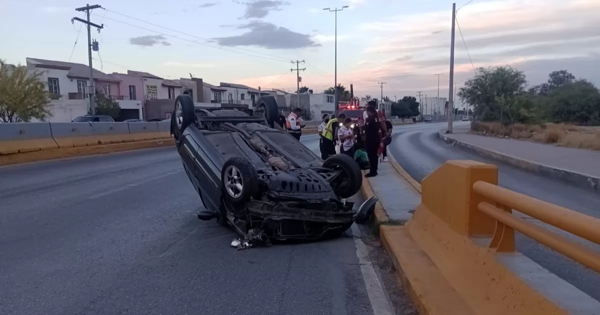 Dos volcaduras en diferentes hechos movilizan a bomberos de Torreón