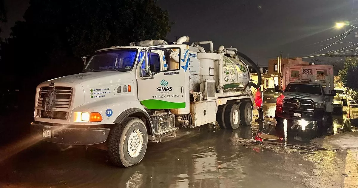 El Organismo Operador en coordinación con la CONAGUA, iniciaron acciones desde el sábado que se detectó que el agua del canal se trasladaba hacia las líneas del drenaje, lo que originó brotes por las alcantarillas del ejido.