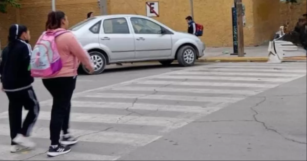 Albino Belmonte, presidente del Consejo Consultivo de Vialidad, expresó que falta cortesía de los automovilistas al ceder el paso a los peatones, persiste el problema por banquetas obstruidas por negocios y talleres, dificultando el tránsito peatonal y los conductores siguen con las prácticas como la vuelta en rojo, poniendo en riesgo a los peatones.