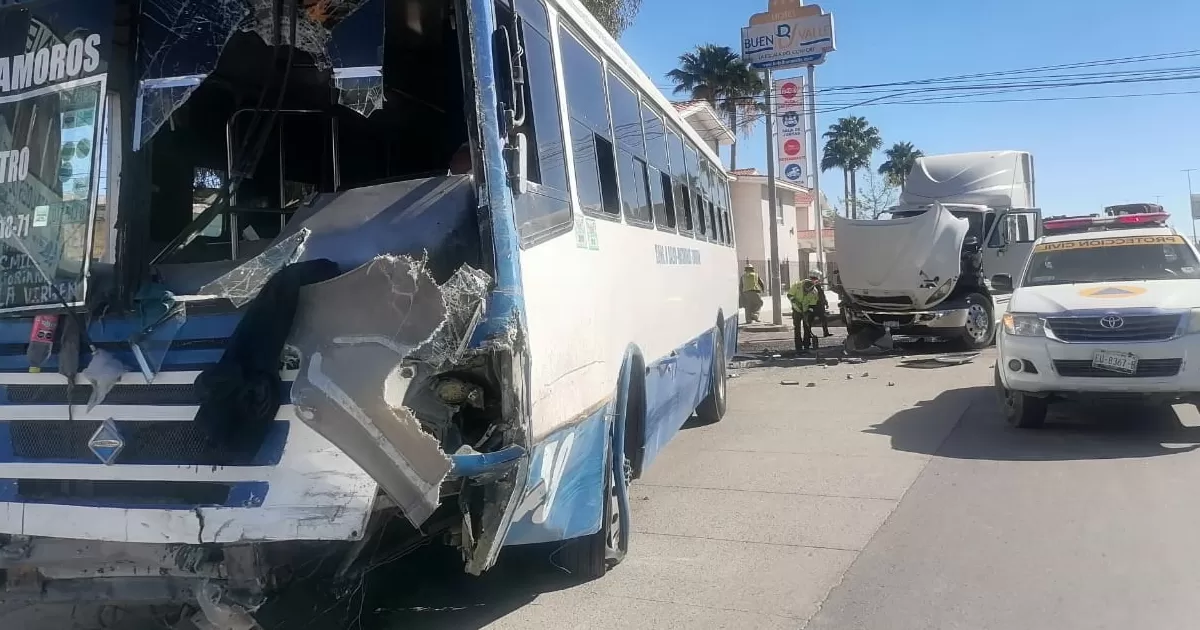 Choque de camión y tráiler deja a doce personas lesionadas en Torreón.