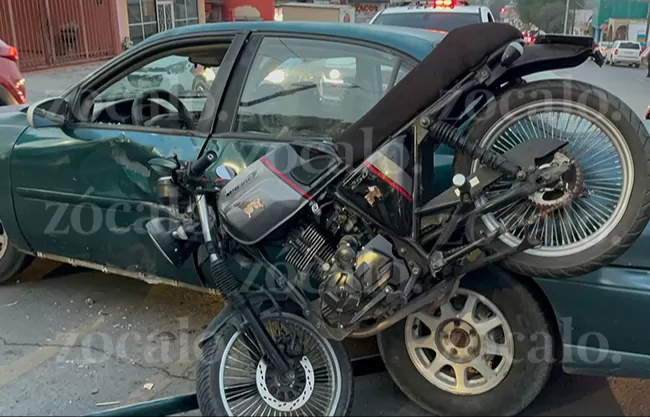 Resultan gravemente lesionados motociclista y su novia embarazada tras choque en colonia La Madrid