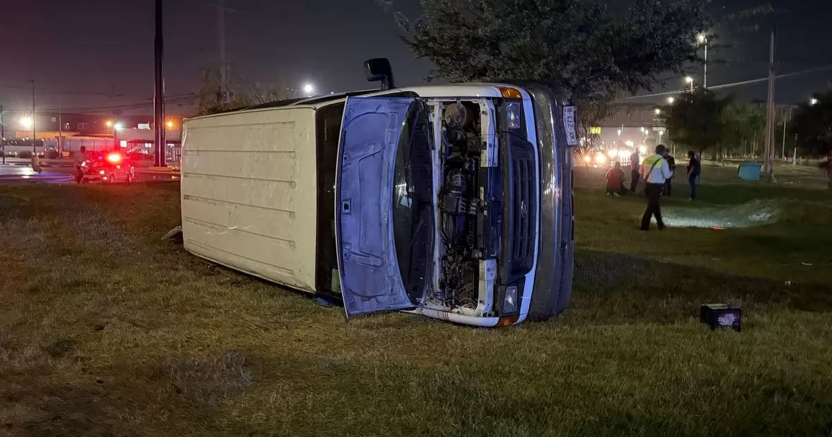 Pasajero resulta lesionado tras volcadura de camioneta en periférico de Gómez Palacio