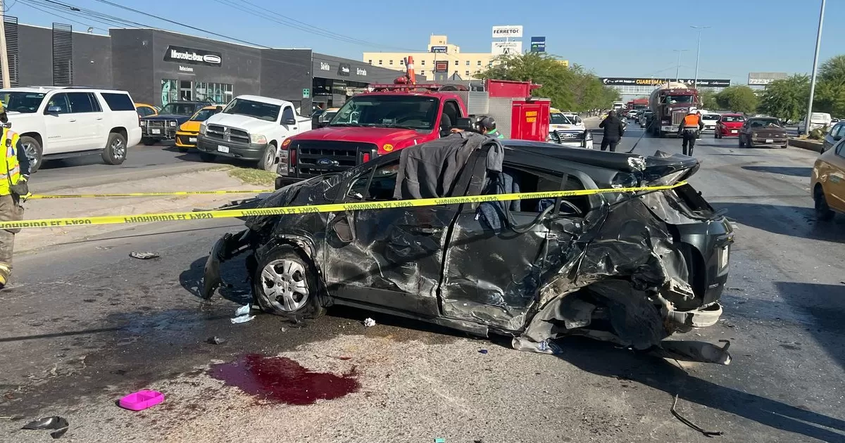 Conductor muere en aparatoso accidente en periférico de Torreón