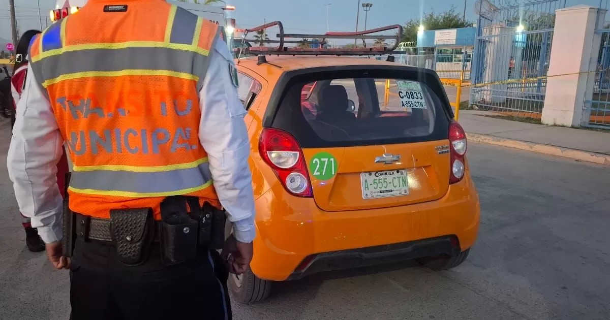 Encuentran a taxista muerto al interior de unidad en Torreón