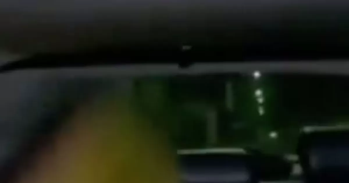 Conductor echa a pasajera del auto tras pelea: Eso te pasa por grosera