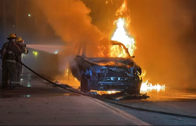 Arde vehículo en la colonia Mirasierra