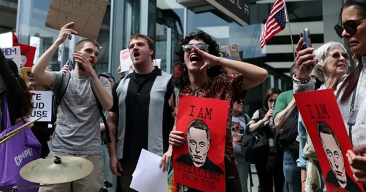 Cientos de manifestantes se concentraron frente a concesionarios de Tesla en EU y Europa para protestar contra Elon Musk, asesor de Trump