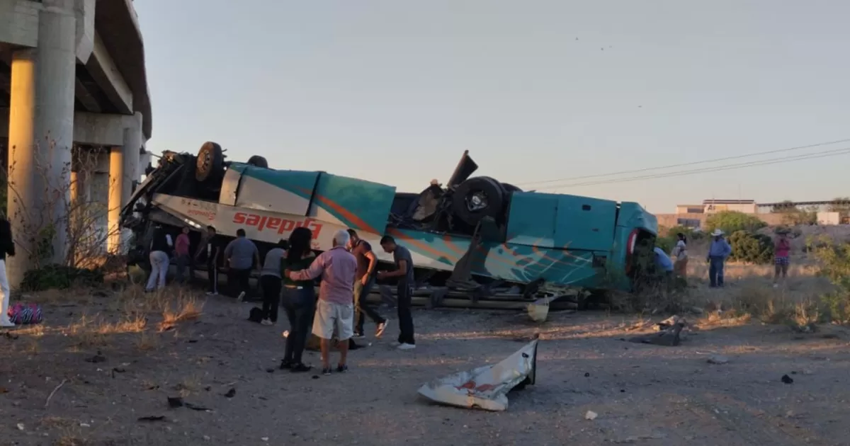 Dos fallecidos y 29 lesionados registra accidente de camión de pasajeros y vehículo particular en el ejido El Cuije