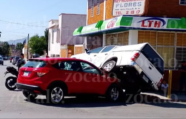 Se libra de volcadura conductor de camioneta tras chocar en la colonia Topochico