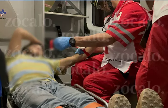 Resulta lesionado motociclista de 15 años tras enredarse con cable telefónico