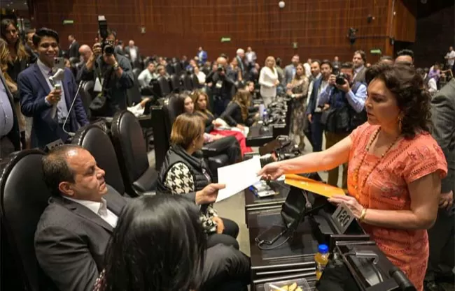 Ivonne Ortega, coordinadora de MC en Diputados, entregÃ³ una carta a CuauhtÃ©moc Blanco en la que le pide enfrentar a la justicia sin fuero.